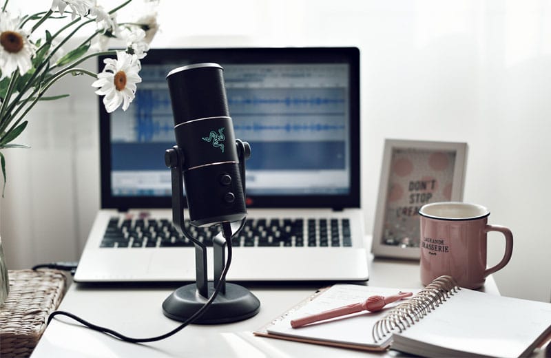 Du kan tjäna pengar online genom att starta en podcast.