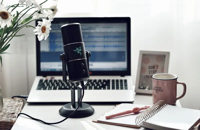 Du kan tjäna pengar online genom att starta en podcast.